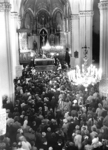 wnętrze kościoła, lata 60. XX w.