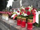 Kwiaty i znicze w hołdzie polskim żołnierzom
