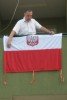 Paweł Porębski wieszający flagę